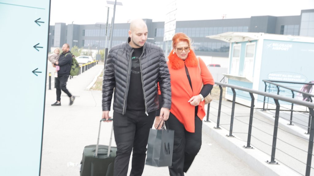 Ćana stigla na aerodrom, dočekao je sin, a evo šta kaže o kolegama ...