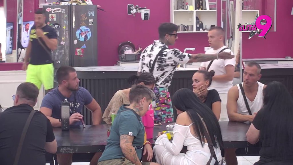 NIKAD ŽEŠĆA SVAĐA ĐUKIĆA I DAČE! Obezbeđenje uletelo u Belu kuću, pljušte BRUTALNE PROZIVKE! (VIDEO)