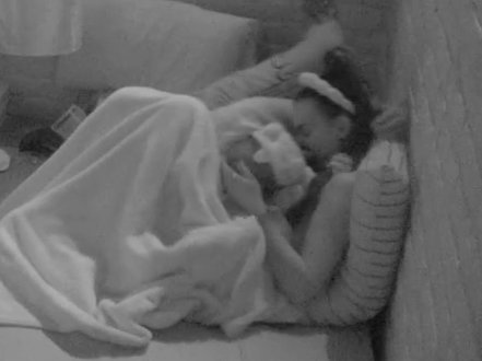 Počupaće svu kosu s glave! Evo šta radi Aneli dok se Luka i Anita ljube kao da sutra ne postoji (VIDEO)