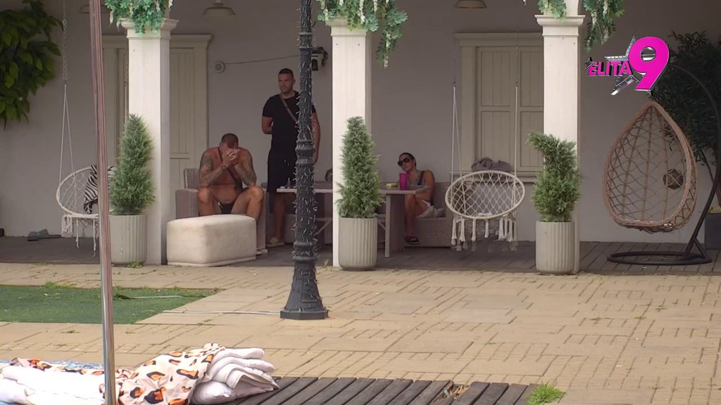 Koliko je ružna, majko moja mila... Dušica unakazila ovu učesnicu, ne može da je gleda! (VIDEO)