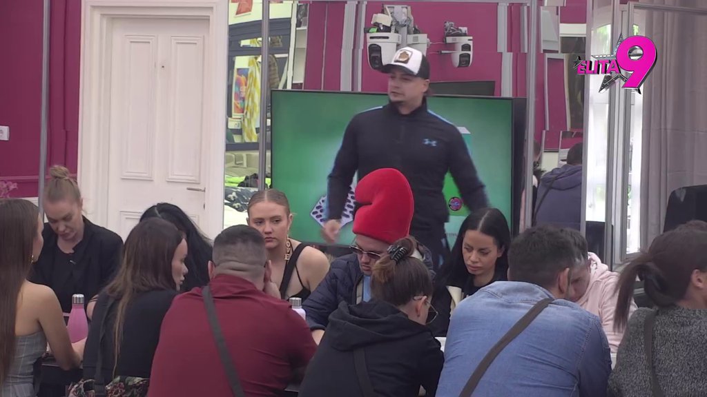 S osmehom prihvatila brutalno poniženje: Terza unakazio Saru pred svima i zakucao je za dno! (VIDEO)