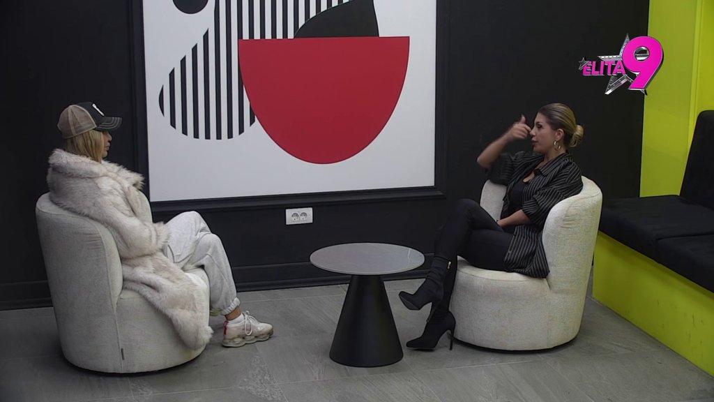 Danas hoda, silikon joj gore, du*e dole: Aneli ponovo demolirala Maju, pa priznala: Ne verujem joj u priču za Cara, eno je spava s lemurima (VIDEO)