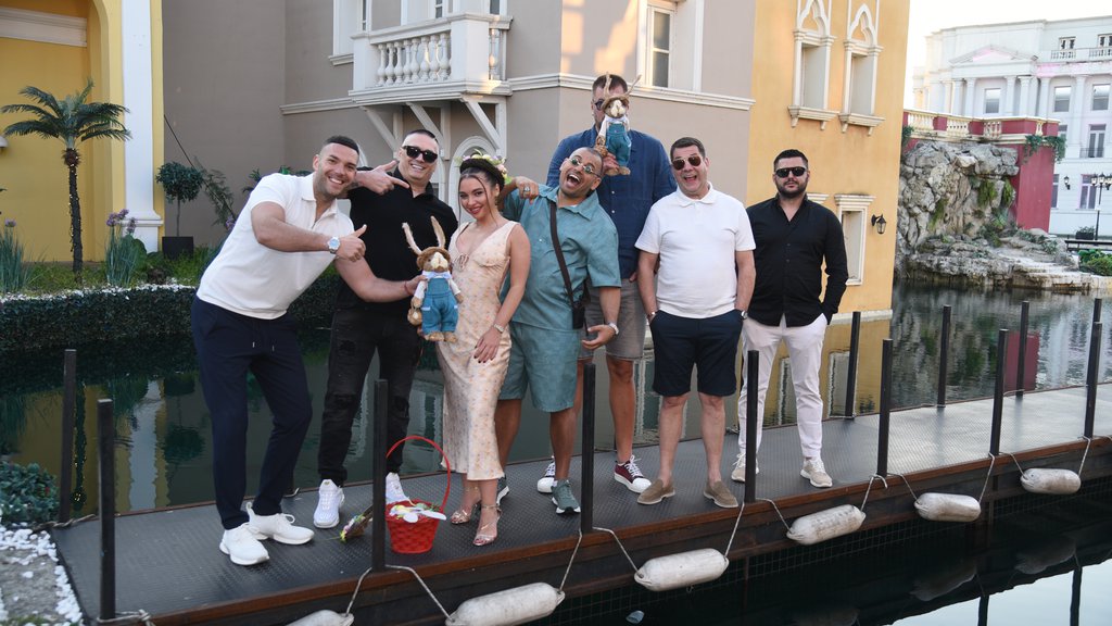 Sara rekorderka: Bivše okupila na gomili kao vaskršnja jaja, jedva su stali u kadar! (FOTO)