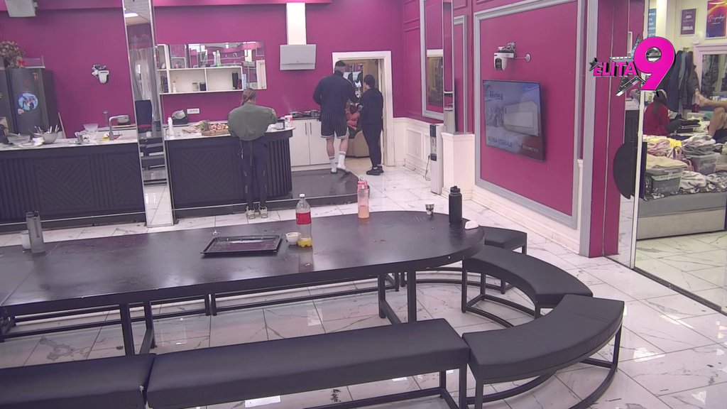 Moraćaše da se k**vaš napolju da bi mi platila! Uroš nastavio da niže uvrede na račun Terze i Sofije, ne gasi se! (VIDEO)