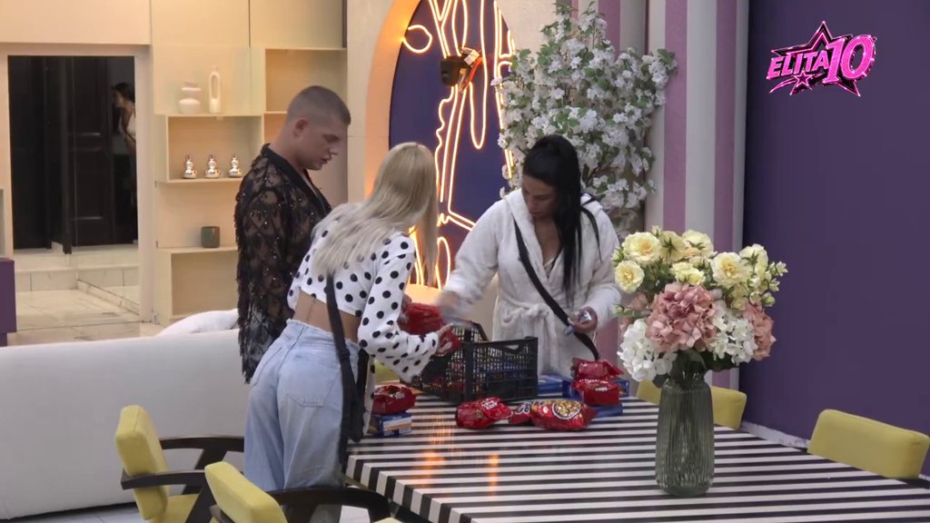 Široke ruke! Veliki šef iznenadio Odabrane tik pred početak žurke u Eliti! (VIDEO)