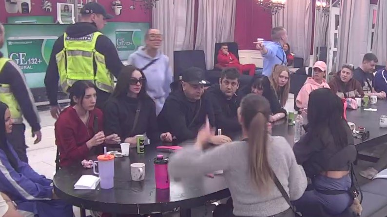 POTEGLA ČAŠU, PA ODUSTALA! Kačavenda i Aneli na ivici okršaja, Mića rešio da se umeša, obezbeđenje opkolilo crni sto! (VIDEO)