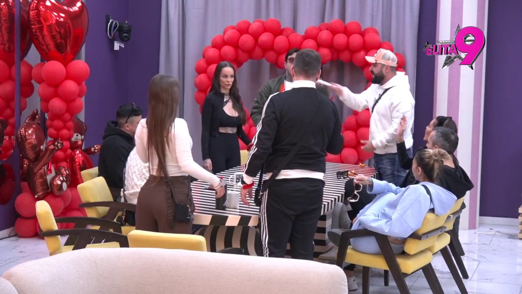 Opšti haos u Odabranima! Teodora pokušava da opere Bebičnin obraz, Miki joj pred svima očitao lekciju! (VIDEO)