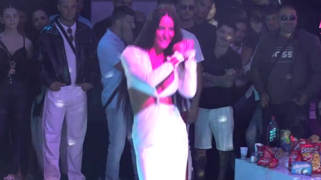 Slađa Poršelina puca od samopouzdanja: Pistom prošetala zgodno telo, uvija kukovima kao niko do sada! (VIDEO)