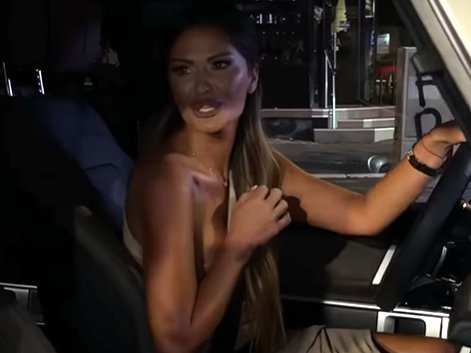 PADAJU VILICE! Ana Radulović se novom, besnom mašinom dovezla u NAROD PITA, a evo šta je imala da poruči o MEČKI od 150.000 evra (VIDEO)