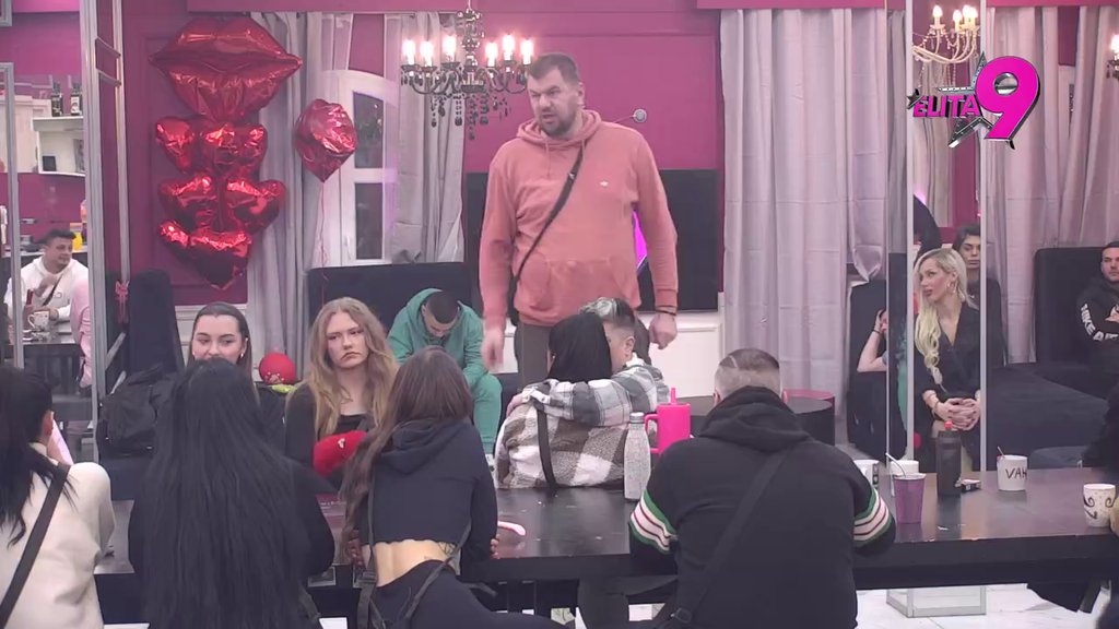 POPELA SE NA STO I ZVELA RED:  Janjuš i Miki udruženim snagama udarli na Kačavendu, ona i poručila: Nemoj da se foliramo (VIDEO)