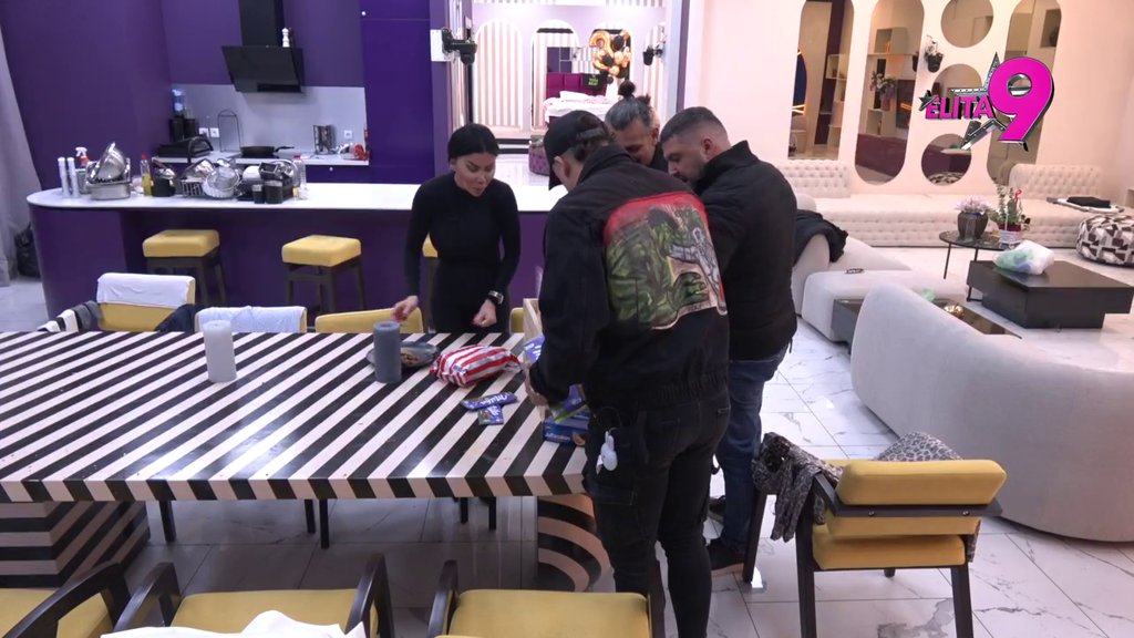 Odabrani dobili iznenađenje: Veliki šef pokazao da je široke ruke! (VIDEO)