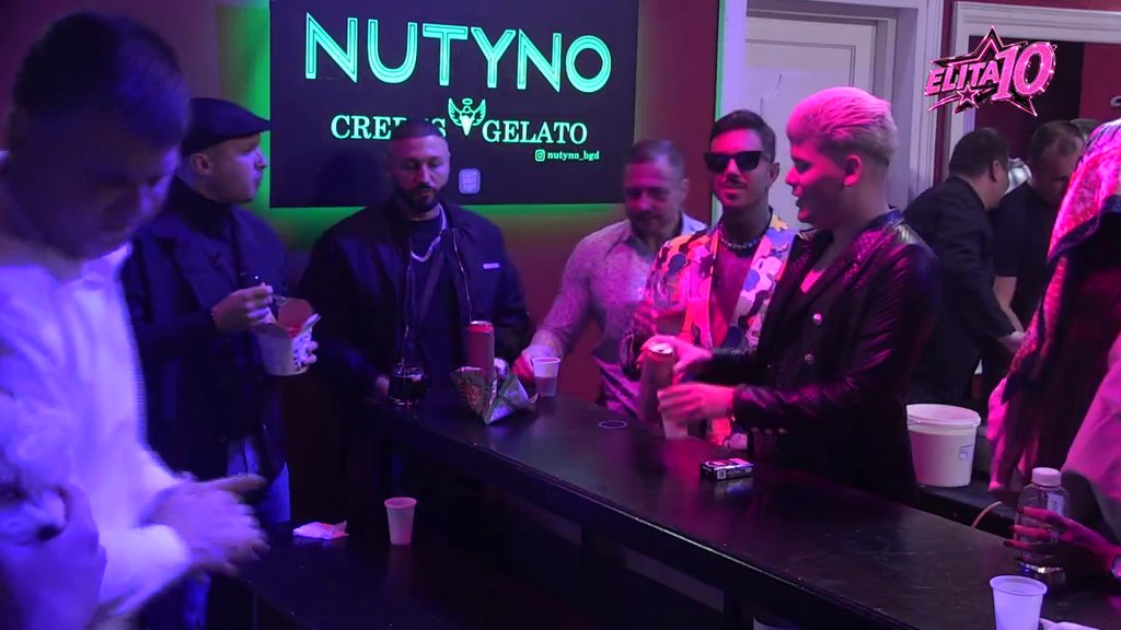 Vinuo se u nebesa: Ša zablistao od sreće na taktove svoje pesme, pa se na svojustev način zahvalio! (VIDEO)