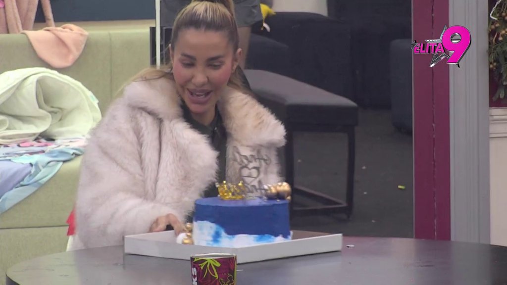 JAKA GRUPA... Asmin izgoreo zbog torte koju su dobili Aneli i Anđelo, komentarom pokazao KOLIKO MU JE TEŠKO PALO! (VIDEO)