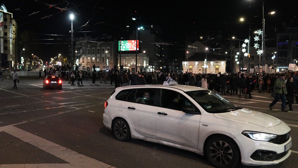 Taksisti određeno zadržavanje: Udario pešaka posle protesta na Slaviji