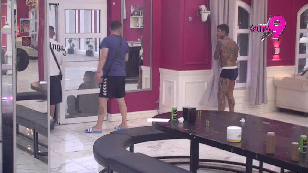 Spremite kese za povraćanje: Filip rukama jede pastu, a onda ih briše o zavese! Ivan siguran da su pijane scene deo njegove osmišljene glumačke tačke! (VIDEO)