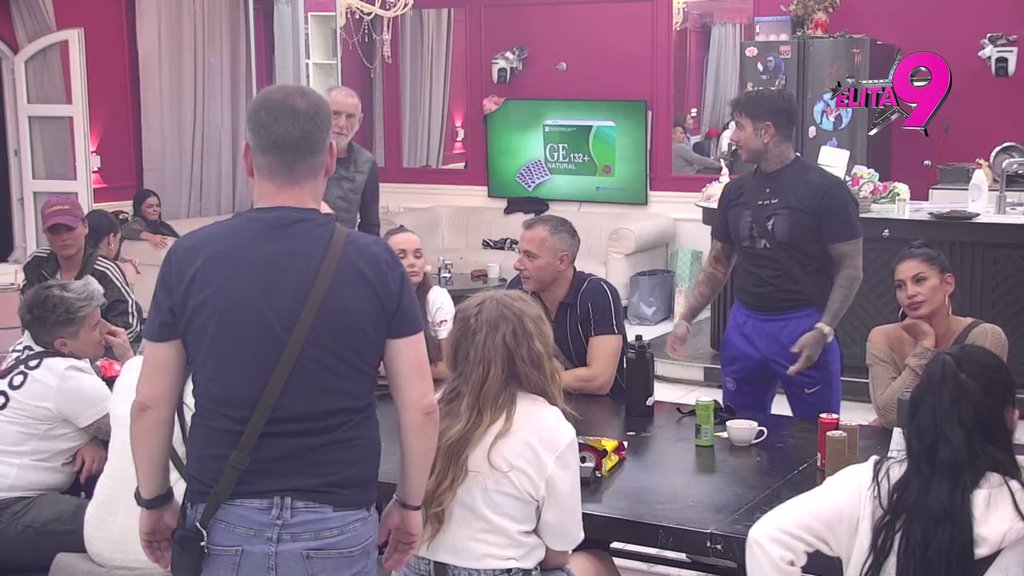 Moja aura je najjača: Đukić ponosan jer je postao glavan krpa u Beloj kući, neprestano presipa iz šupljeg u prazno! Aneli svojim izlaganjem šokirala sve! (VIDEO)