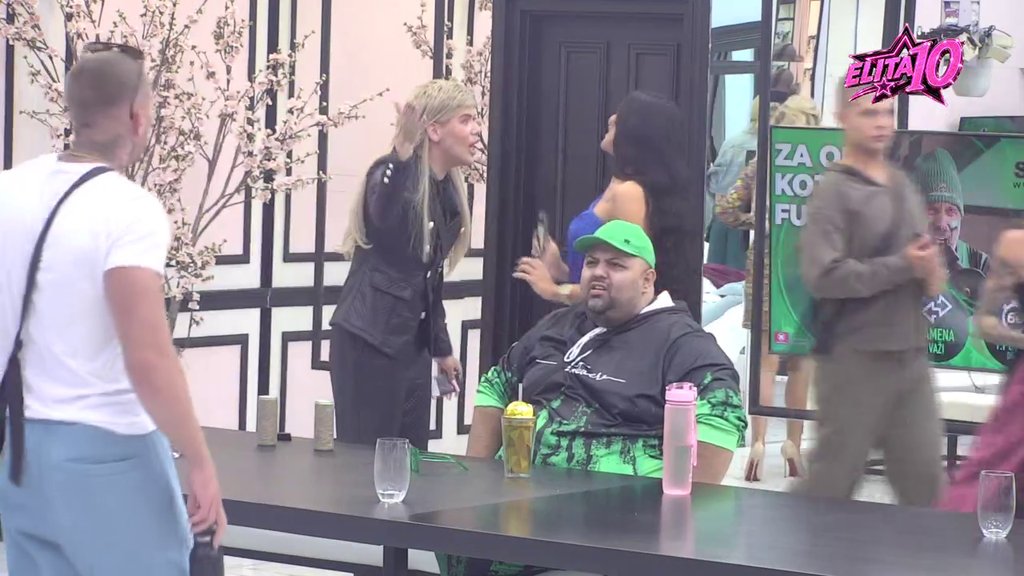 Dao sve od sebe, ali uzalud! Uroš na sve načine pokušava da objasni Poršelini da je ružnija od Anđele (VIDEO)