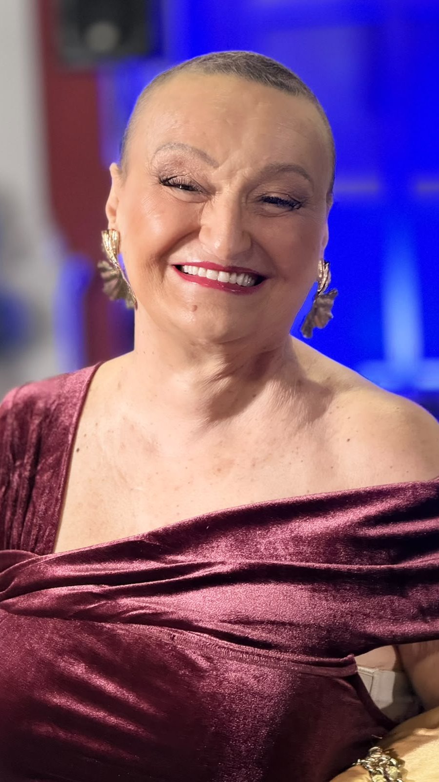 Bivša učesnica Elite se bori godinu dana bori sa karcinomom, a sada se pojavila na žurki povodom kraja Elite 9: Ošišana do glave, ne skida osmeh sa lica (FOTO)
