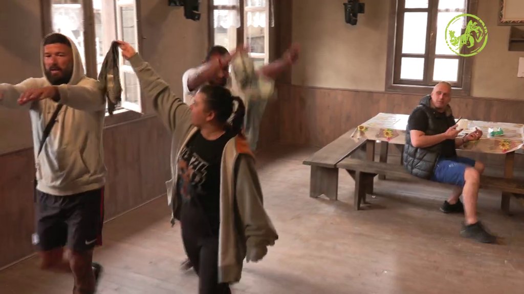 BIZARAN PERFORMANS PECE I LAKIĆA: Glumeli zombije i dozivali JEDNO IME! Babejićeva uzela PRLJAV VEŠ, pa uradila OVO (VIDEO)