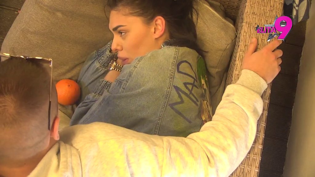 RASPOLOŽENJE JOJ ZAVISI OD VIKTORA: Mina ne prestaje da drami, rešila da spava ispod trema! (VIDEO)