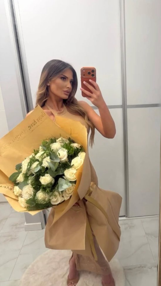 Buket skoro veći od nje: Anu Radulović dočekalo na adresi iznenađenje, ona osmeh ne skida s lica (FOTO)