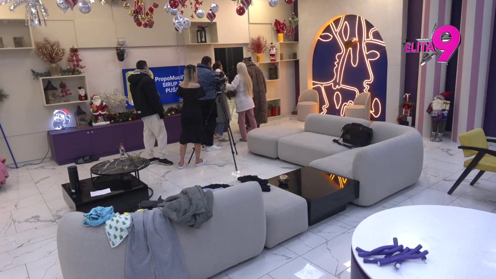 Obezbeđenje u pripravnosti! Bora ušao u crveno, pa izvređao Anastasiju kao nikada: Ne mogu da te gledam očima, ko zna koji te je ku*ac pravio (VIDEO)