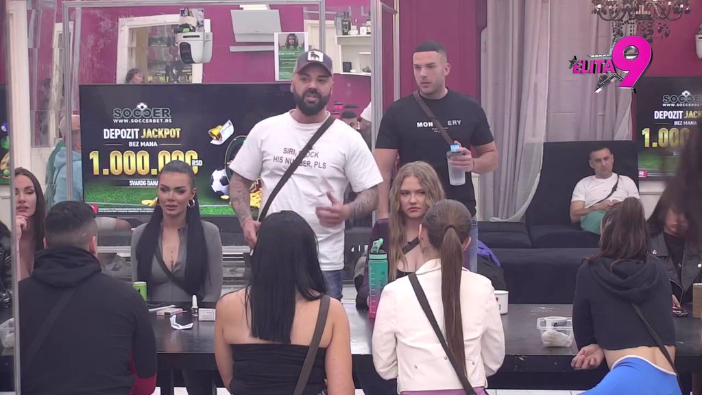 On je bio u buvari, samo je njemu mogao da ispadne sapun: Anđelo žestoko ponizio Luku pred svima, on podivljao, pa otkrio: Vezao je ovu devojku i TUKAO JE (VIDEO)