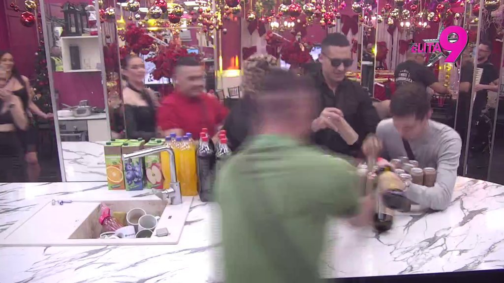 Sramotno ponašanje: Takmičari se otimaju za alkohol, Luka ponovo najalaviji! (VIDEO)