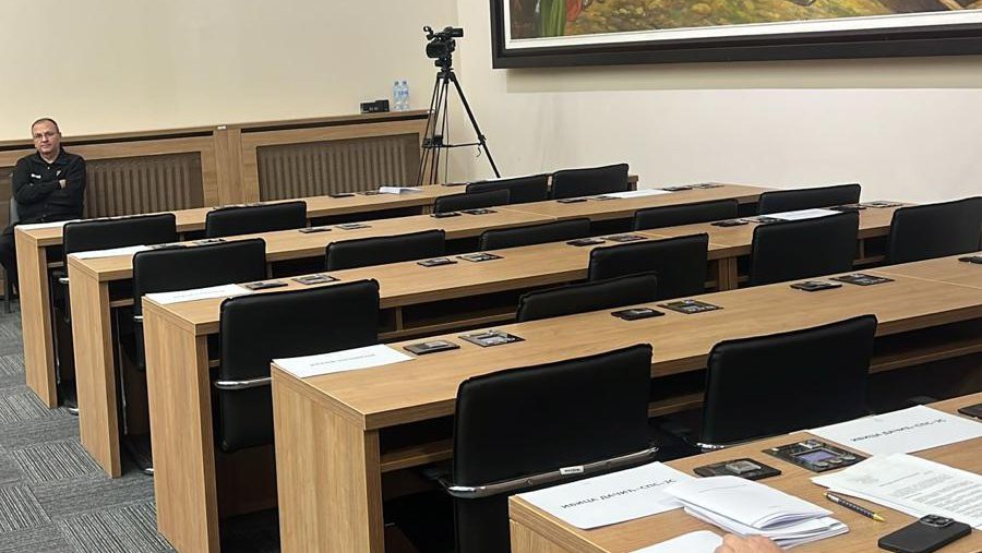 Opozicija ponovo pobegla od diskusije: ‘Plaćeni da rade, a oni šetaju po lepom vremenu’