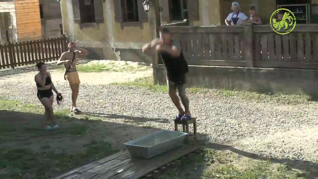 NE POKUŠAVAJTE OVO KOD KUĆE! Kristijan Golubović odlučio da skoči na GLAVU u korito sa vodom - Farmeri se zaledili od STRAHA (VIDEO)