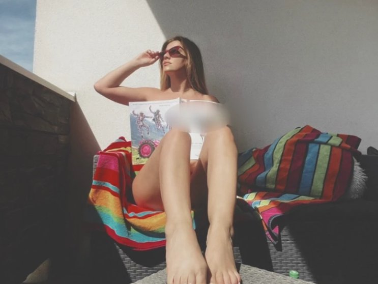 KIJA GOLA NA TERASI! Intimne delove pokrila samo časopisom, a ljudi u neverici: Zbog vrelih kadrova gori internet (FOTO)