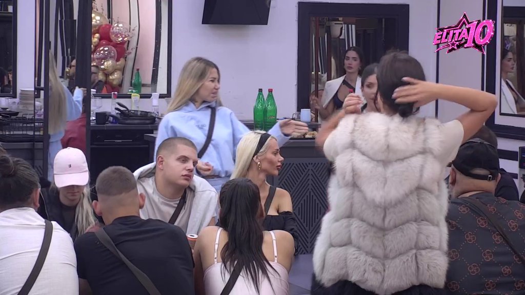 Ona je minus dno! Aneli pokušala da potkači Lauru zbog Cara, ona joj sasula salvu uvreda u lice: Izmenjala si muškarce ko čarape (VIDEO)