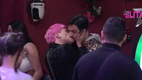 Poljupcima promenili tok rijalitija! Veza Aneli i Asmina na pomolu, pao poljubac Anite i Luke! Filip završio u krevetu sa OVOM cimerkom, bila i VRELA AKCIJA! (VIDEO)