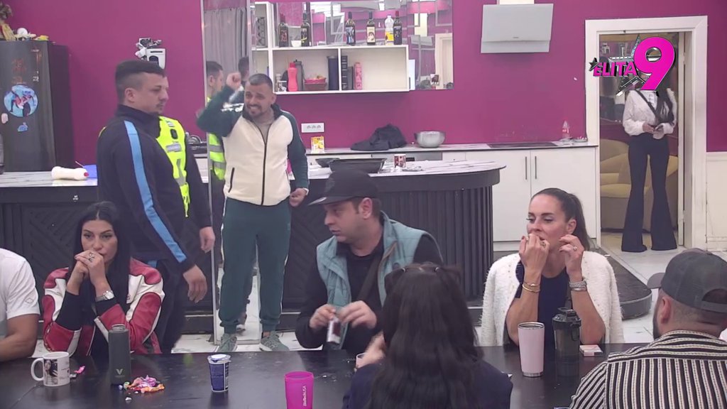 Kajem se za... Bora progovorio o monstruoznim i jezivim uvredama, učesnici skočili na noge kao opareni zbog njega (VIDEO)