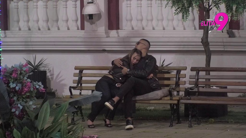 Pada na njegovu pažnju i šarm! Sara kuka i jauče zbog majke, Murat je smekšao i dobio zagrljaj (VIDEO)