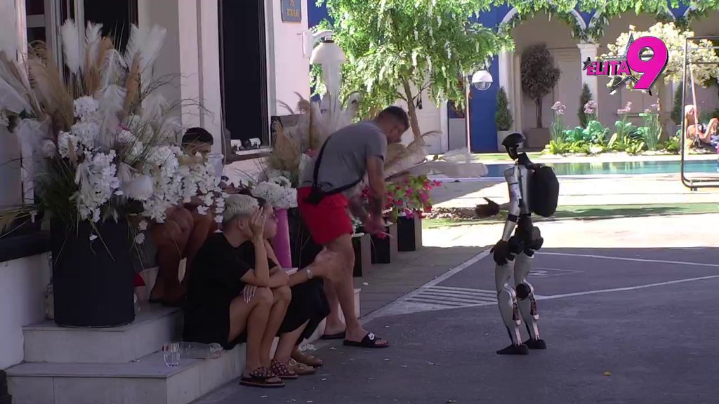 U ČETVRTAK SE ZVANIČNO RAZVODIM: Bora progovorio o svom prisnom druženju sa Sarom Raičević, otkrio robotu Toši kakvi su mu dalji planovi! (VIDEO)