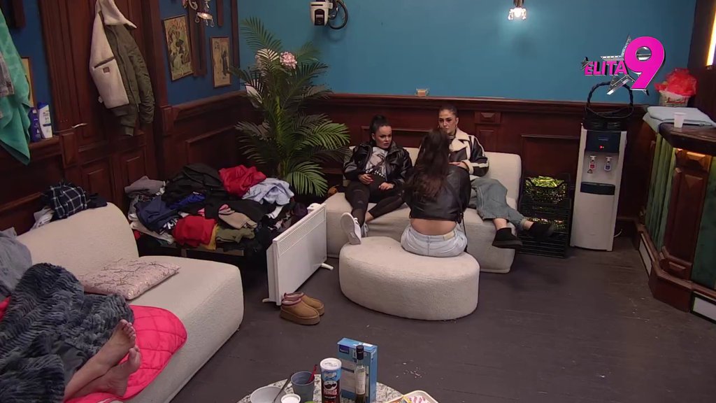 Pored ovakvih prijatelja, neprijatelji joj ne trebaju: Jovana otrčala kod Majine ljute suparnice, pa je napljuvala za sve pare! (VIDEO)