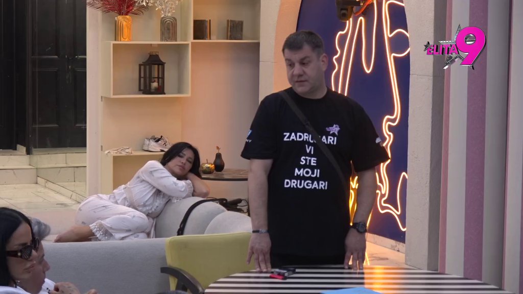 Ništa se promeni nije, družio se sa Slobom i ženu mu u toaletu... Janjušu prekipelo kao nikad! Rafalnom paljbom unakazio Filipa Đukića, ovako nikad do sad nije pljuvao po njemu! (VIDEO)