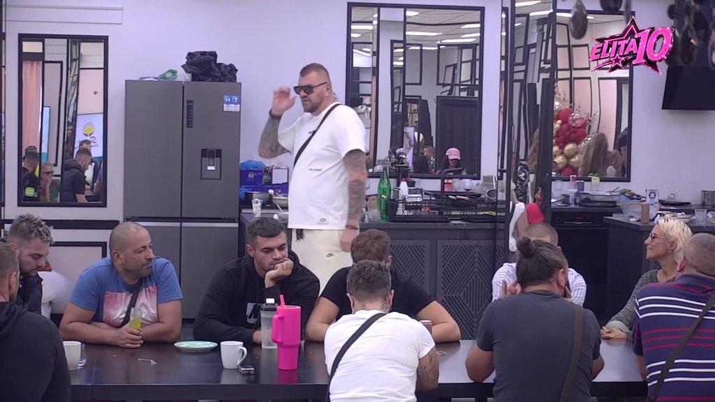 ODGOVORILA ANĐELI ODMAH: Matora pokazala zube, pomenula prijateljstvo sa Carem, pa svima stavila do znanja šta misli o Đukiću (VIDEO)