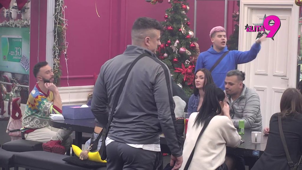 Vi na Božić varate i okrećete leđa Bogu: Uroš zaurlao na Kačavendu zbog Terze, pukao ga kompleks jer je Bora odneo pobedu u kvizu znanja (VIDEO)