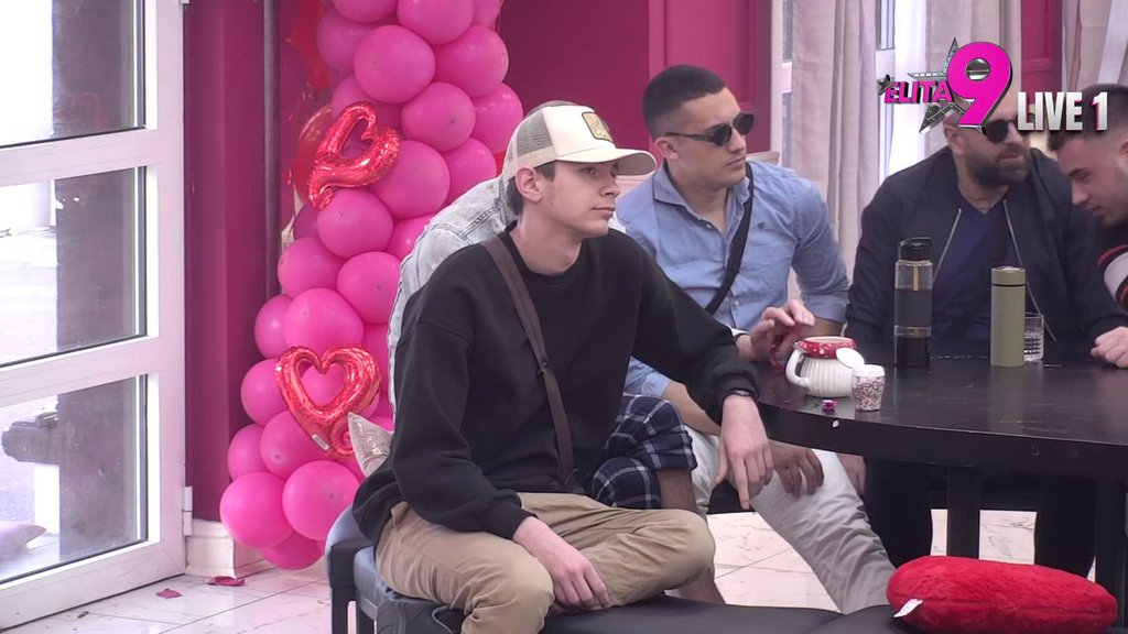 ONA JE NAŠA SPRDNJA: Hana istakla da Sandru ne vidi kao pretnju jer liči na TRANSVESTITA, Todićeva joj objavila hladan rat: TEK ĆU DA TE ŽIVCIRAM! (VIDEO)