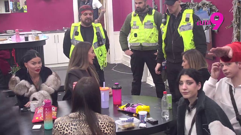 ŽESTOKO SUOČAVANJE! Ana Ćurčić i Milena Kačavenda oči u oči, pljuštale uvrede i POLIVANJA, OBEZBEĐENJE RAZDVAJA BIVŠE KUME (VIDEO)