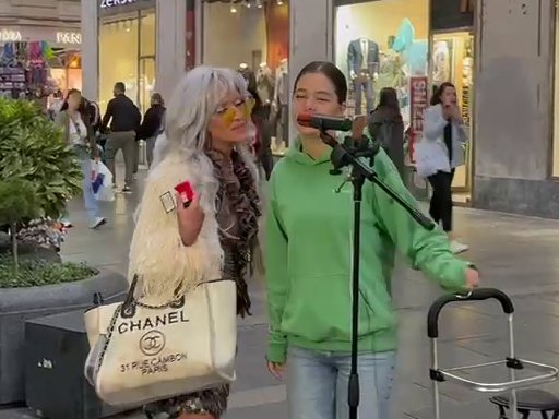 Bebi Dol oduševila sve! Zapevala sa devojčicom u Knez Mihailovoj, ljudi bili oduševljeni prizorom (FOTO+VIDEO)