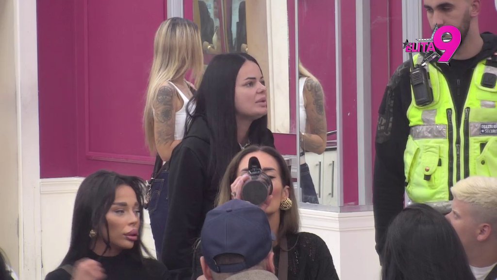 METEŽ U BELOJ KUĆI: Jovana pevačica osula RAFALNU PALJBU po Janjušu, on zapenio jer je sklopila PAKT sa Kačavendom protiv njega! (VIDEO)