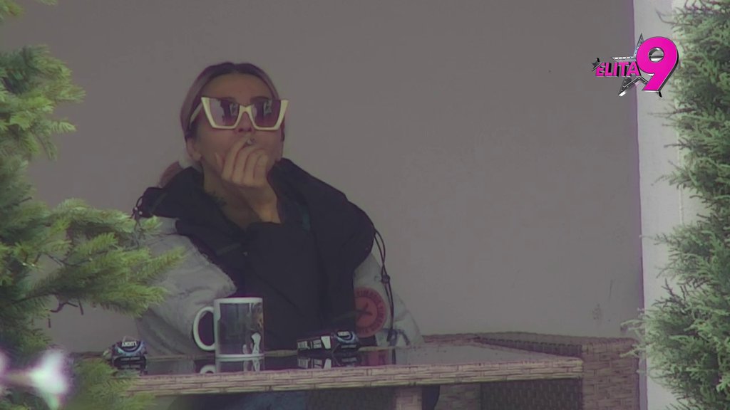 PRAZAN POGLED, ZAMIŠLJENO LICE... Aneli se osamila nakon skandalozne svađe sa Asminom! (VIDEO)