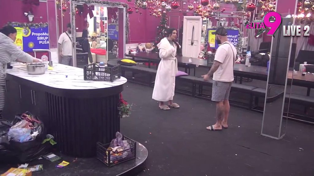 Nije ovo kao u Železniku da se ne zna ko koga je*e: Luka podivljao zbog Anitinog izazovnog oblačenja, najniže je prozvao preko Matore (VIDEO)