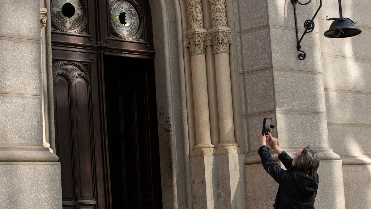 SRAMNO! Priveden muškarac u Zagrebu zbog napada na Saborni hram SPC : Ka crkvi letele stolice i stvari iz obliženjeg kafića! (FOTO)