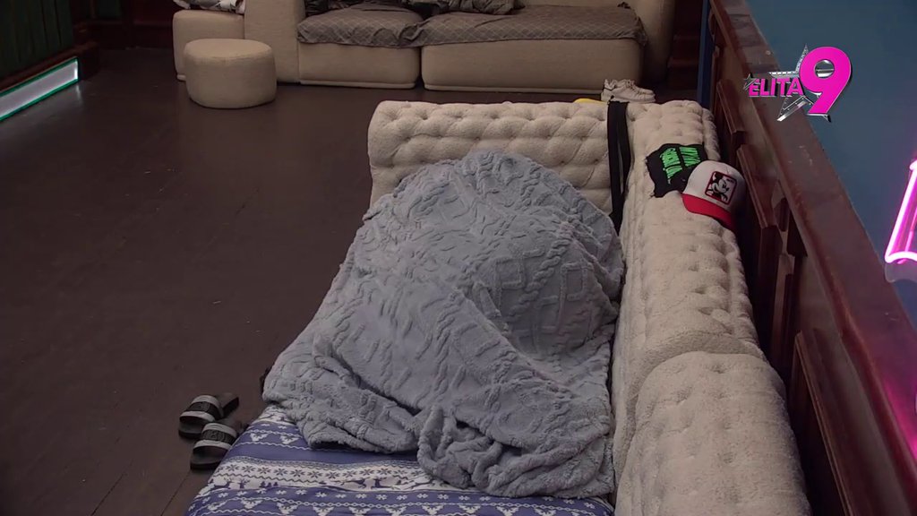 Posle svađe sve je slađe: Aneli ponovo prešla preko Lukinih poniženja, pa mu se bacila u krevet (VIDEO)