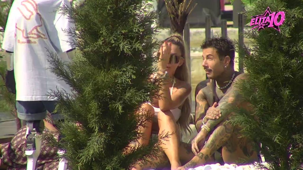 Neću da budem u debilnoj vezi ako dobacuješ bivšima! Đukić postavio ULTIMATUM Aneli, ona odmah obećala da će sve radnje obustaviti (VIDEO)
