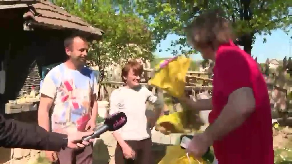 NE POSTOJI ZLA SUDBINA KOJA SE NE MOŽE POBEDITI: Željko Mitrović samohranom ocu iz Lučana poklonio POLA MILIONA DINARA i dao nadu za bolje sutra (VIDEO)